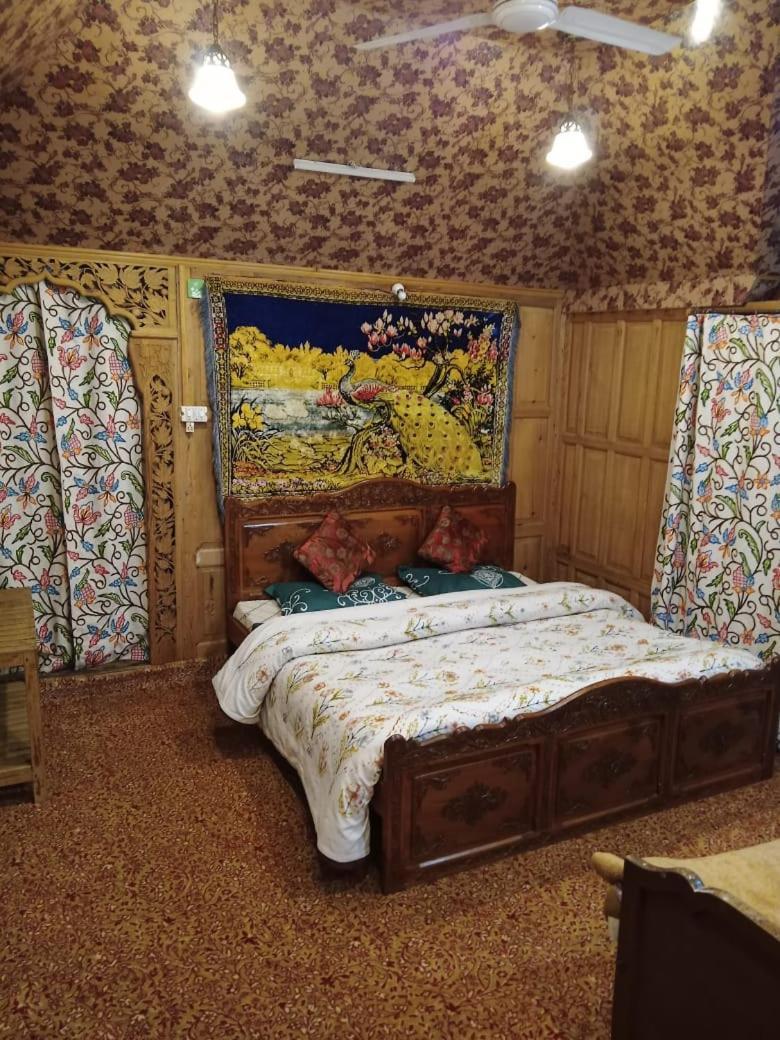 New Lakes Crown Group Of Houseboats Srinagar  Luaran gambar