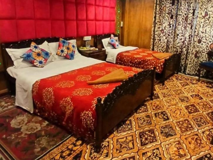 New Lakes Crown Group Of Houseboats Srinagar  Bilik gambar