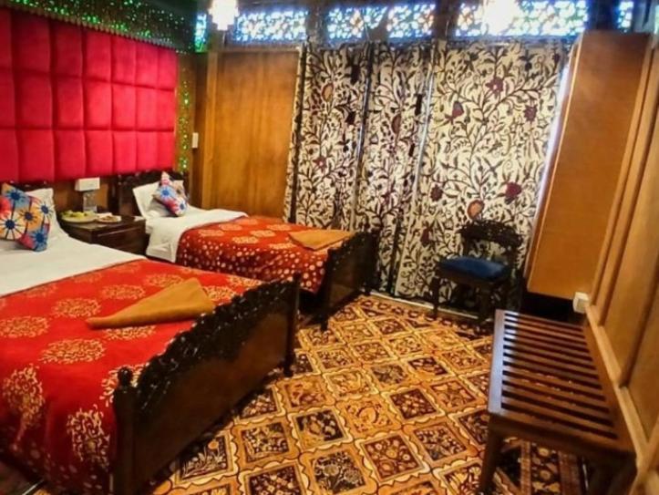 New Lakes Crown Group Of Houseboats Srinagar  Bilik gambar