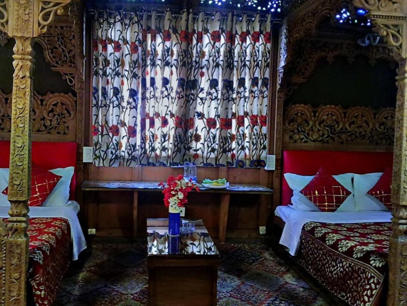 New Lakes Crown Group Of Houseboats Srinagar  Bilik gambar