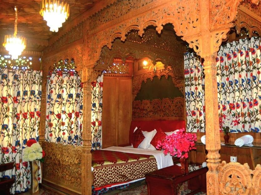 New Lakes Crown Group Of Houseboats Srinagar  Bilik gambar