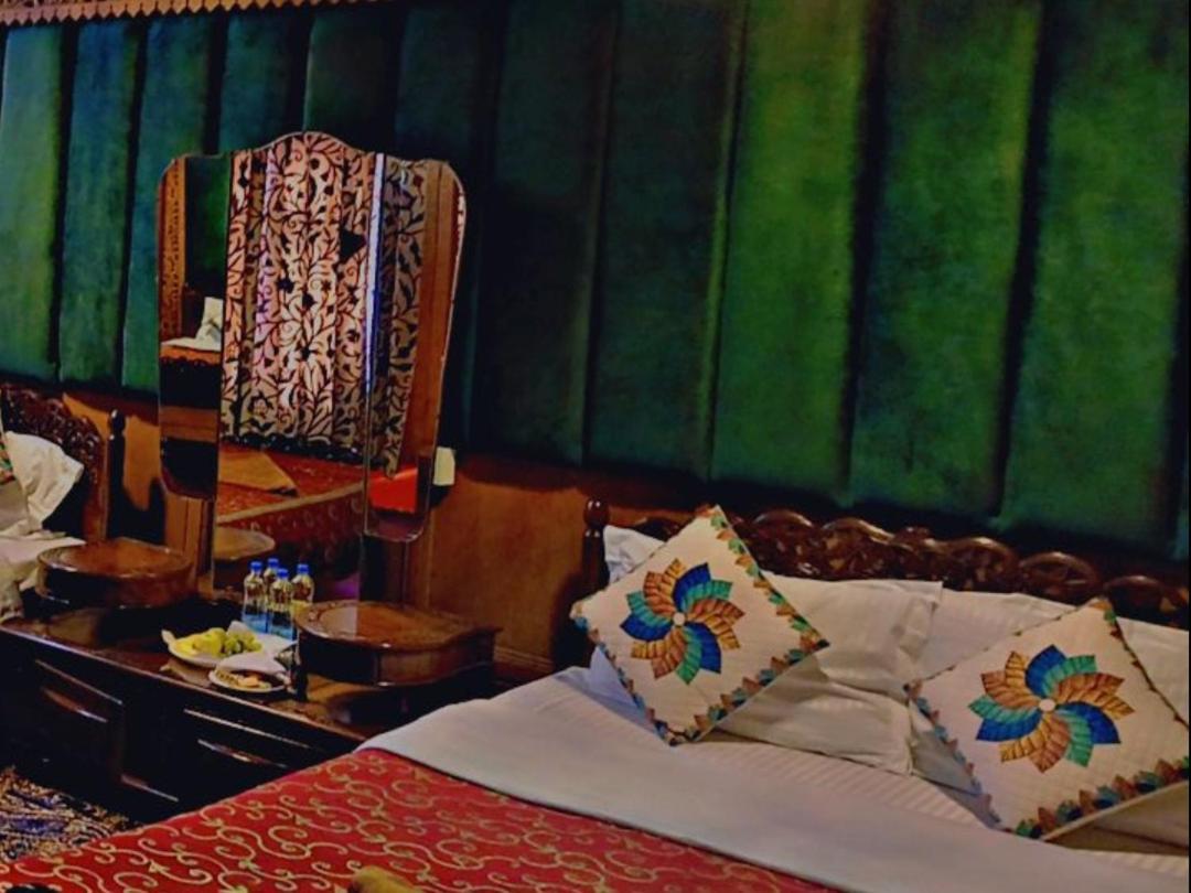 New Lakes Crown Group Of Houseboats Srinagar  Bilik gambar