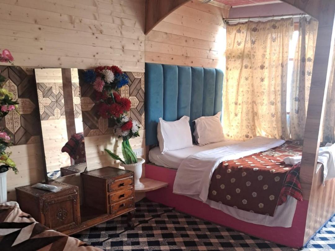 New Lakes Crown Group Of Houseboats Srinagar  Bilik gambar